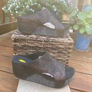 Volatile Bronx Wedge Sandals Size 10